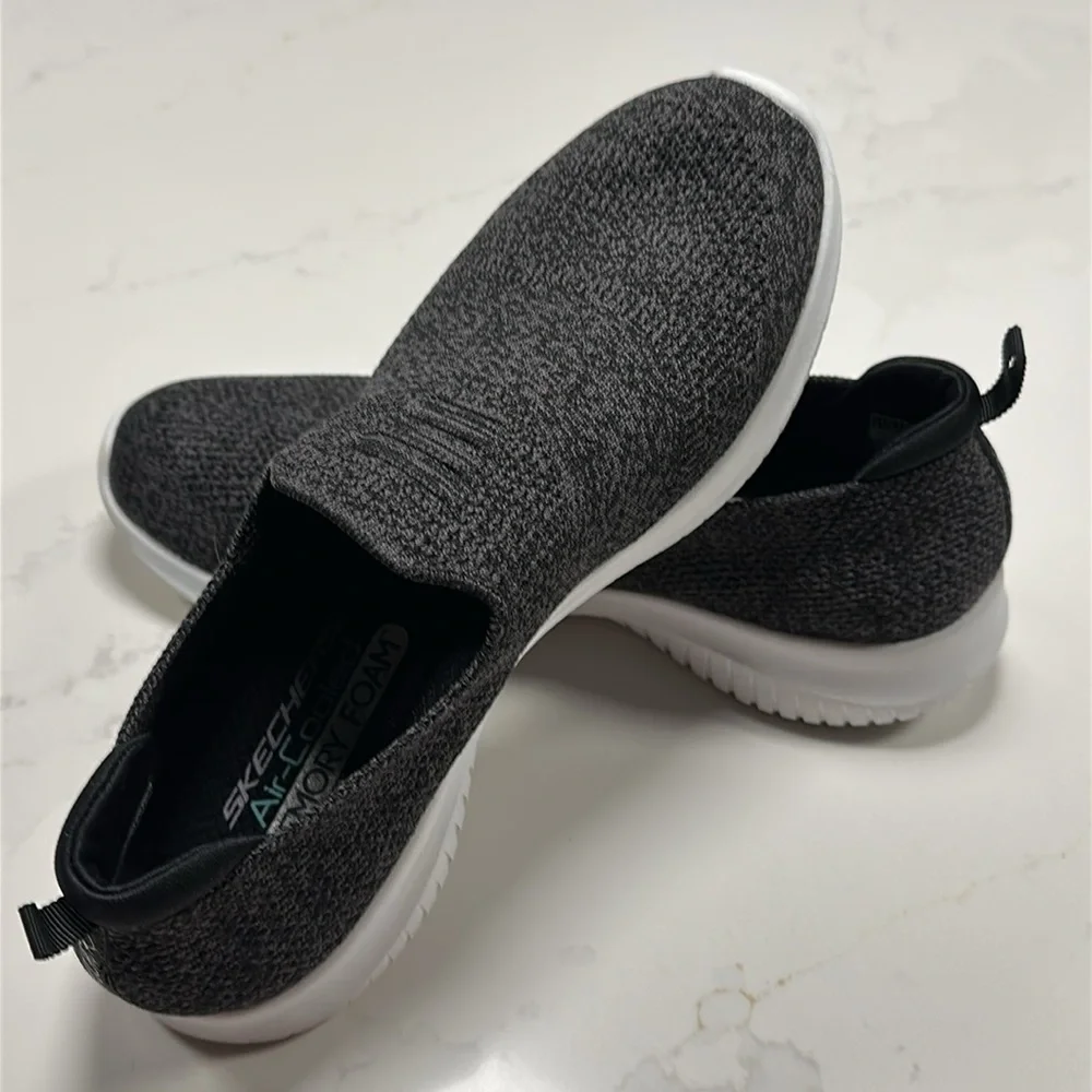 Sketchers Air-Cool Memory Foam Slip on Women’s Sneakers. Size 9.5